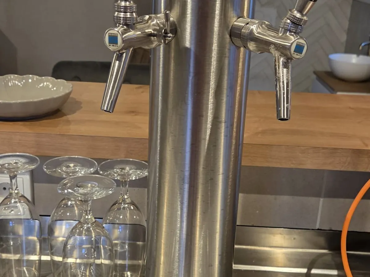 Detailaufnahme einer präzise kalibrierten Doppel-Zapfanlage für perfekten Ausschank